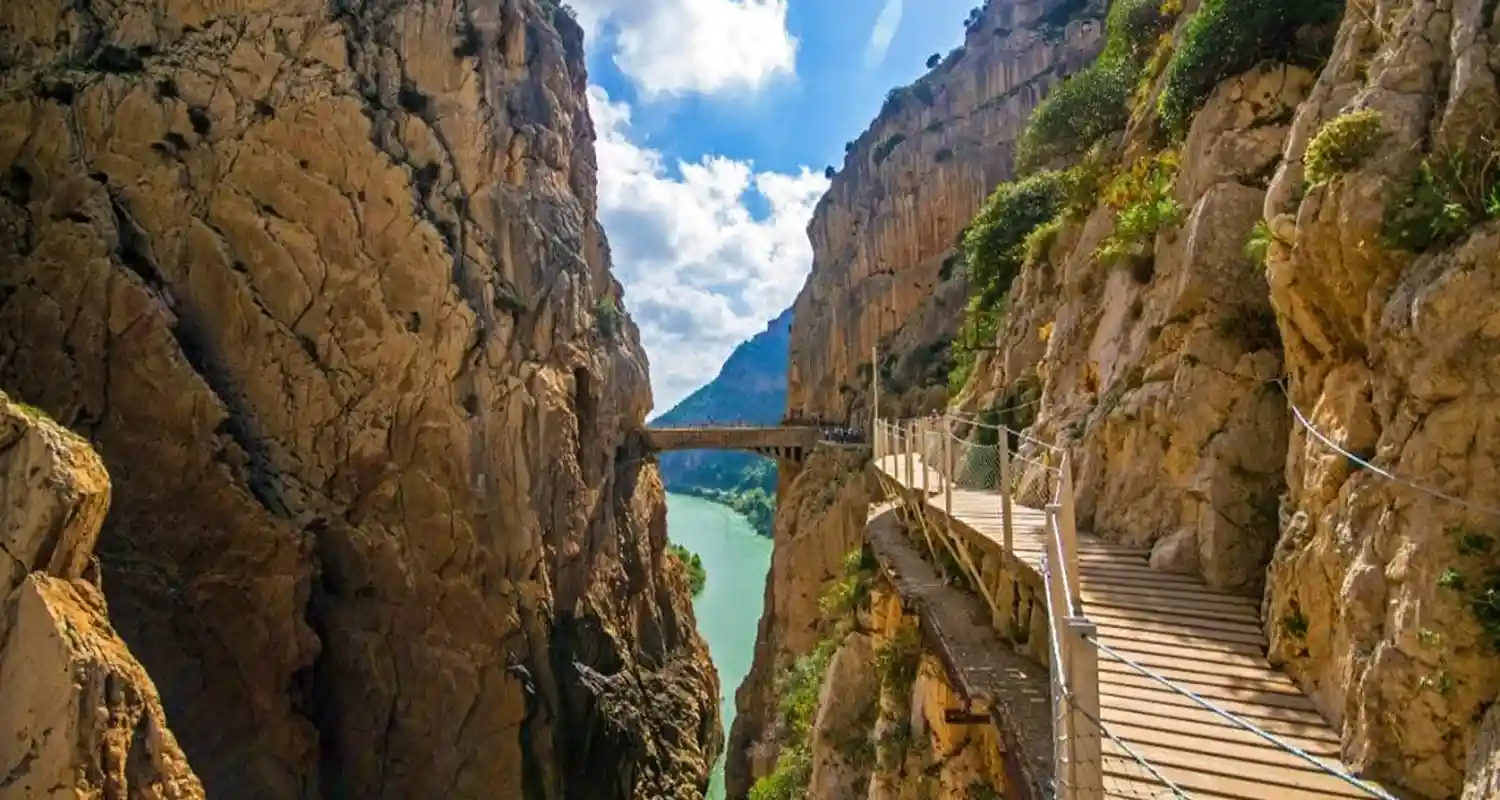 Vista del Caminito del Rey en Málaga entre montañas